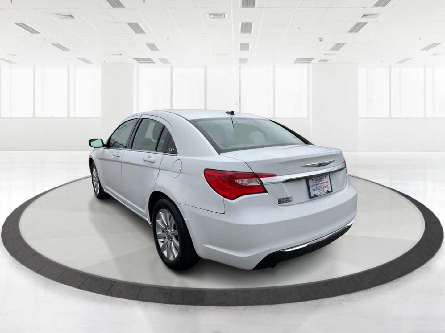 2011 Chrysler 200 Touring (1C3BC1FG5BN) with an 3.6L V6 DOHC 24V FFV engine, 6-Speed Automatic transmission, located at 1230 East Main St, Xenia, OH, 45385, (937) 908-9800, 39.688026, -83.910172 - Photo#4