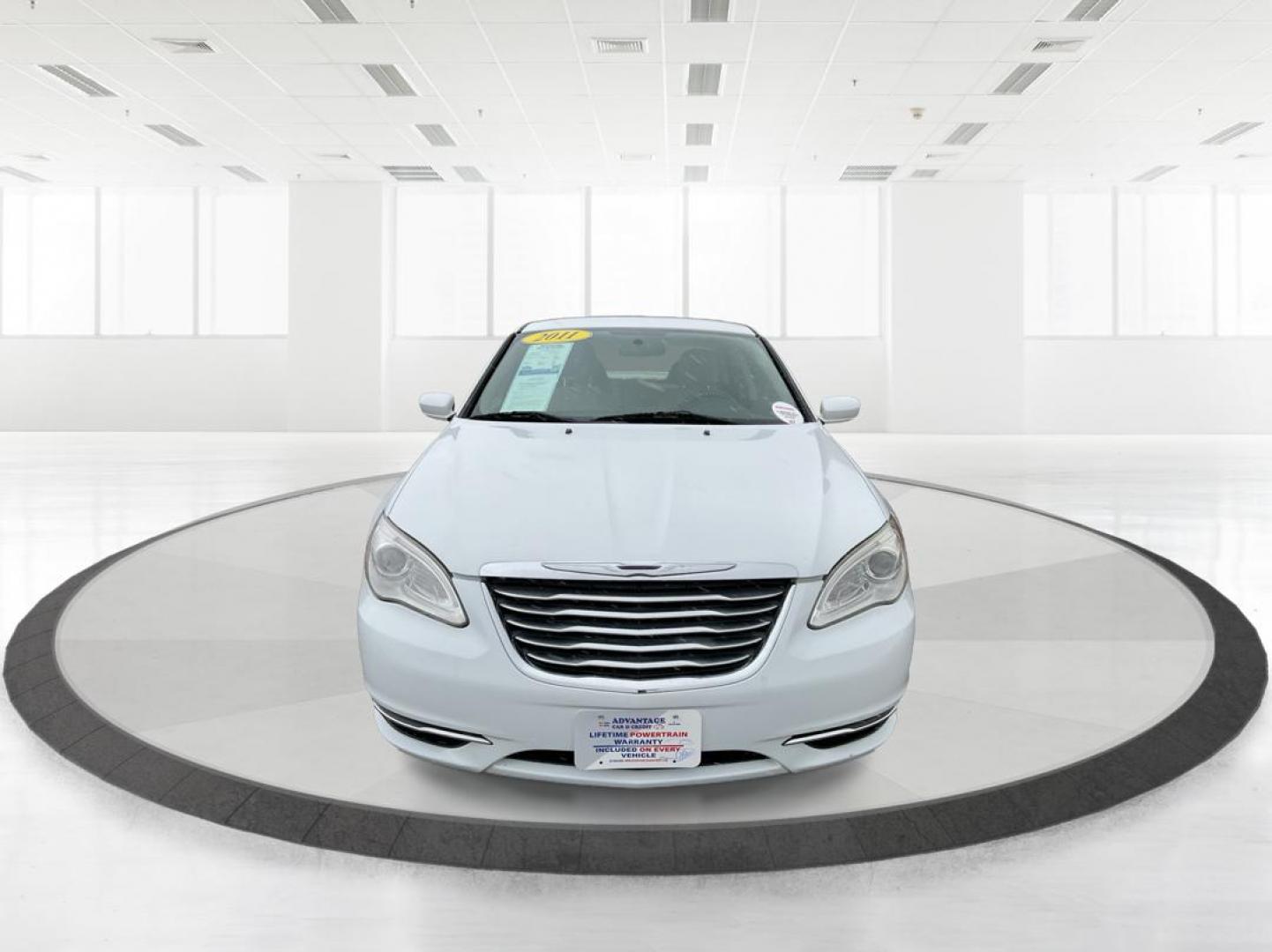 2011 Chrysler 200 Touring (1C3BC1FG5BN) with an 3.6L V6 DOHC 24V FFV engine, 6-Speed Automatic transmission, located at 1230 East Main St, Xenia, OH, 45385, (937) 908-9800, 39.688026, -83.910172 - Photo#6