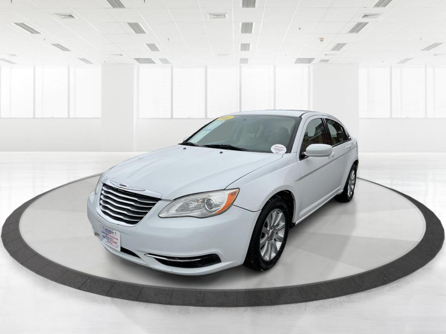 2011 Chrysler 200 Touring (1C3BC1FG5BN) with an 3.6L V6 DOHC 24V FFV engine, 6-Speed Automatic transmission, located at 1230 East Main St, Xenia, OH, 45385, (937) 908-9800, 39.688026, -83.910172 - Photo#7