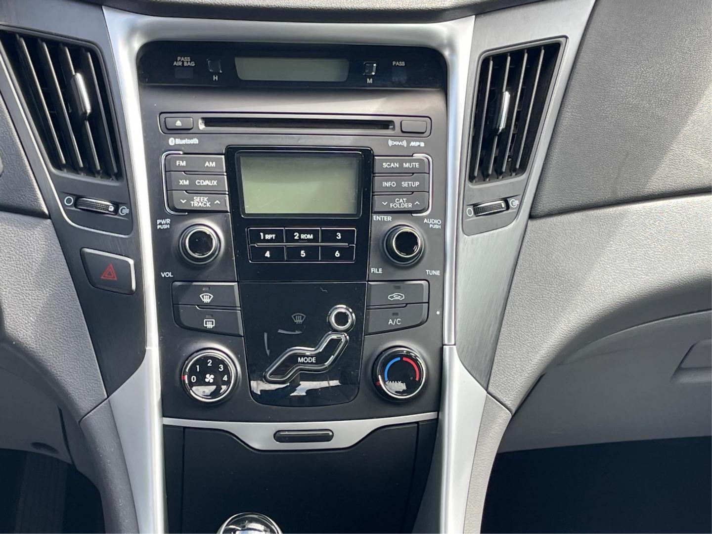 2011 Hyundai Sonata GLS Auto (5NPEB4AC5BH) with an 2.4L L4 DOHC 16V engine, 6-Speed Automatic transmission, located at 8750 N County Rd 25A, Piqua, OH, 45356, (937) 908-9800, 40.164391, -84.232513 - Photo#11