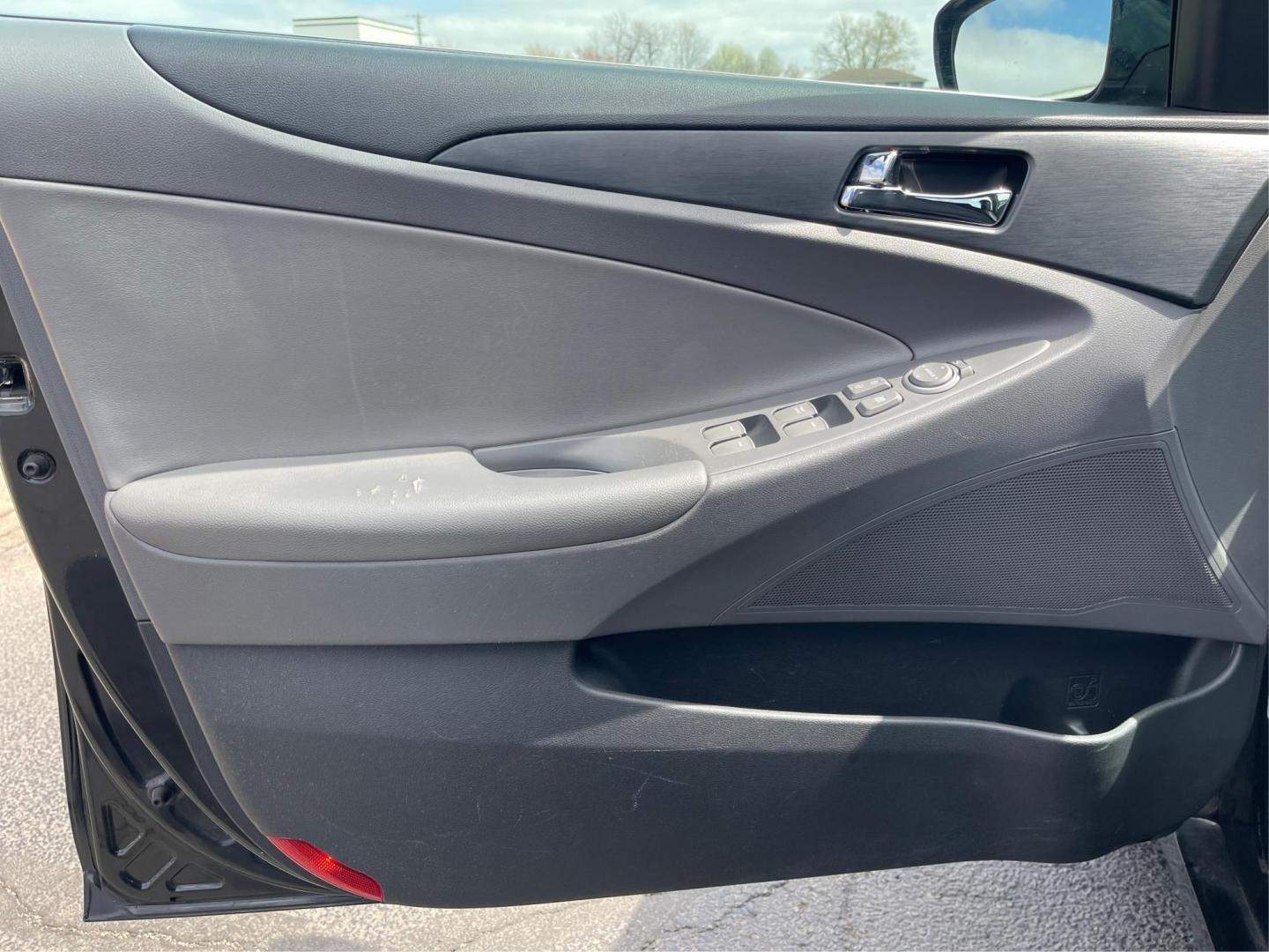 2011 Hyundai Sonata GLS Auto (5NPEB4AC5BH) with an 2.4L L4 DOHC 16V engine, 6-Speed Automatic transmission, located at 8750 N County Rd 25A, Piqua, OH, 45356, (937) 908-9800, 40.164391, -84.232513 - Photo#17