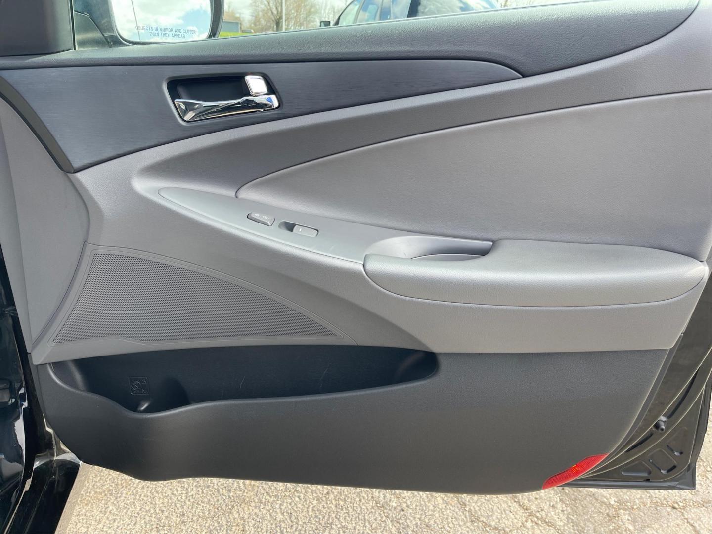2011 Hyundai Sonata GLS Auto (5NPEB4AC5BH) with an 2.4L L4 DOHC 16V engine, 6-Speed Automatic transmission, located at 8750 N County Rd 25A, Piqua, OH, 45356, (937) 908-9800, 40.164391, -84.232513 - Photo#18