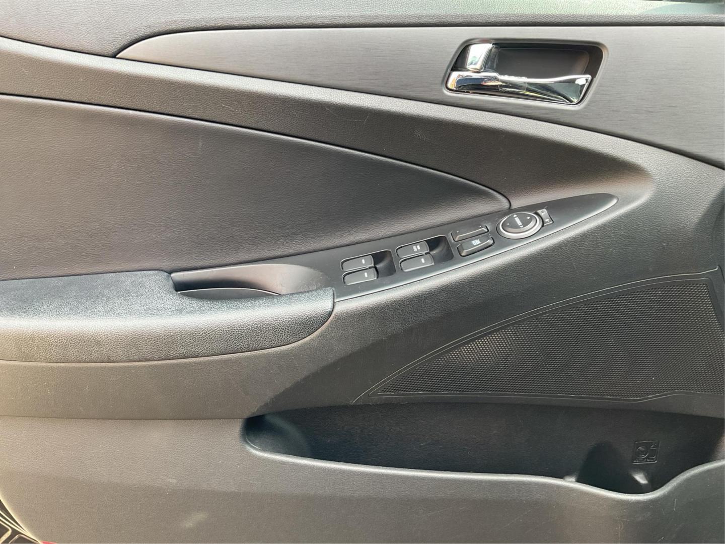 2011 Hyundai Sonata SE (5NPEC4AC5BH) with an 2.4L I-4 gasoline direct injection engine, located at 401 Woodman Dr, Riverside, OH, 45431, (937) 908-9800, 39.760899, -84.123421 - Photo#17