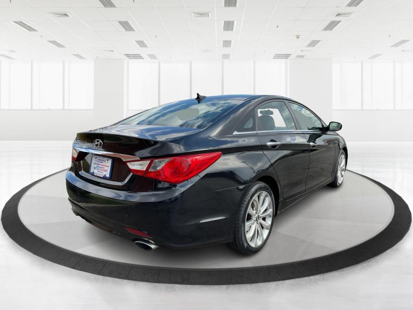 2011 Hyundai Sonata SE (5NPEC4AC5BH) with an 2.4L I-4 gasoline direct injection engine, located at 401 Woodman Dr, Riverside, OH, 45431, (937) 908-9800, 39.760899, -84.123421 - Photo#2