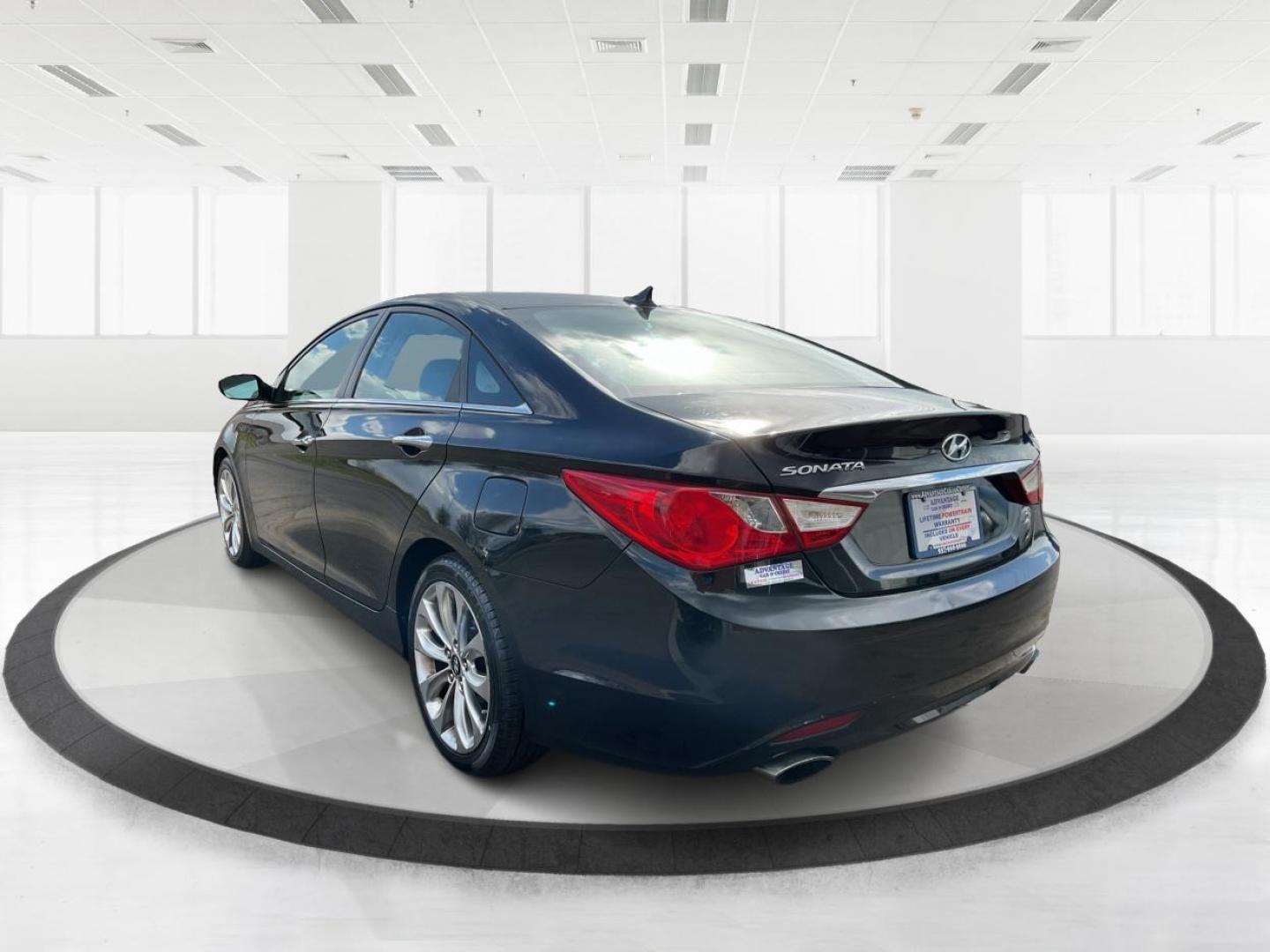 2011 Hyundai Sonata SE (5NPEC4AC5BH) with an 2.4L I-4 gasoline direct injection engine, located at 401 Woodman Dr, Riverside, OH, 45431, (937) 908-9800, 39.760899, -84.123421 - Photo#4