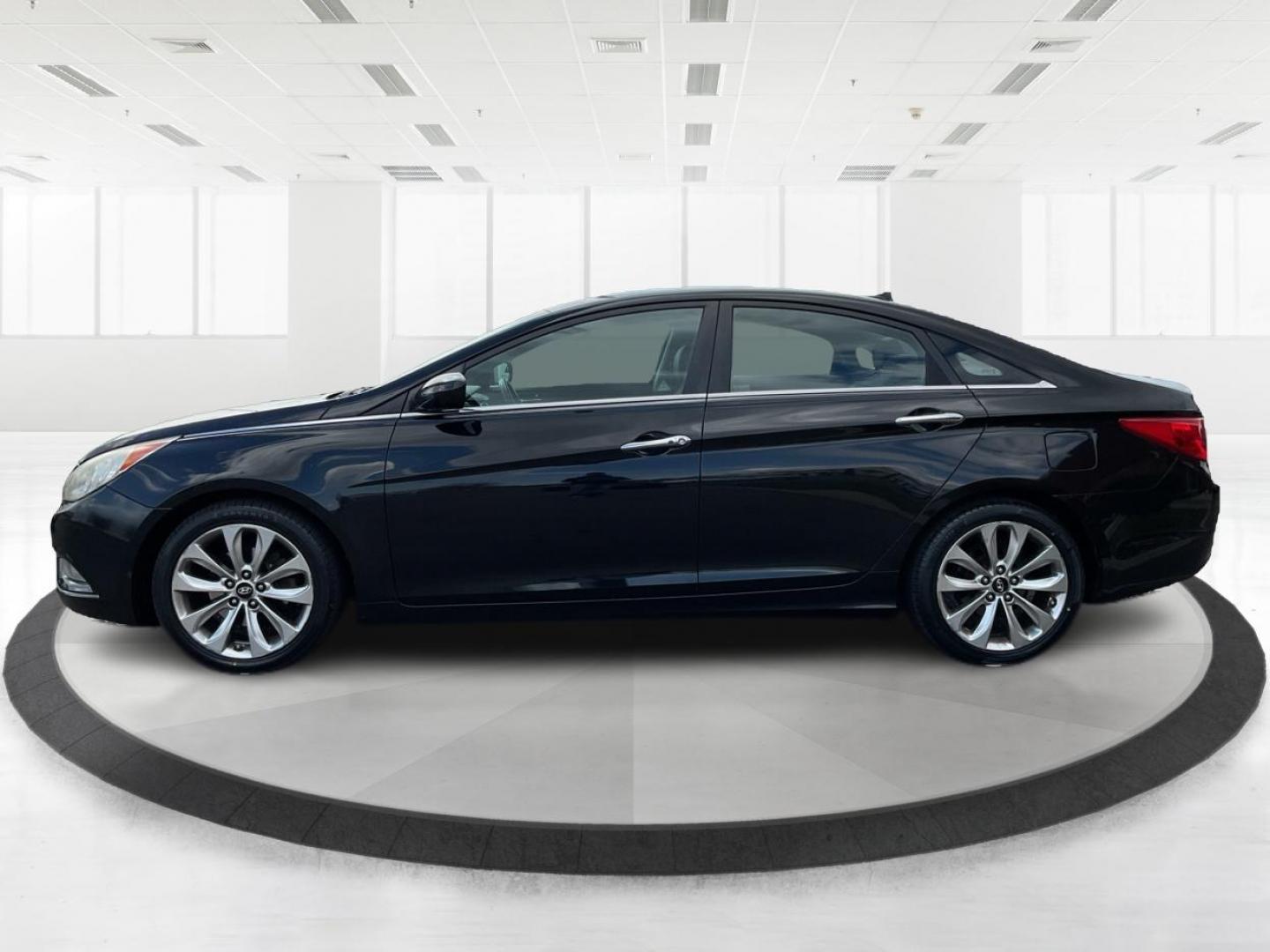2011 Hyundai Sonata SE (5NPEC4AC5BH) with an 2.4L I-4 gasoline direct injection engine, located at 401 Woodman Dr, Riverside, OH, 45431, (937) 908-9800, 39.760899, -84.123421 - Photo#5