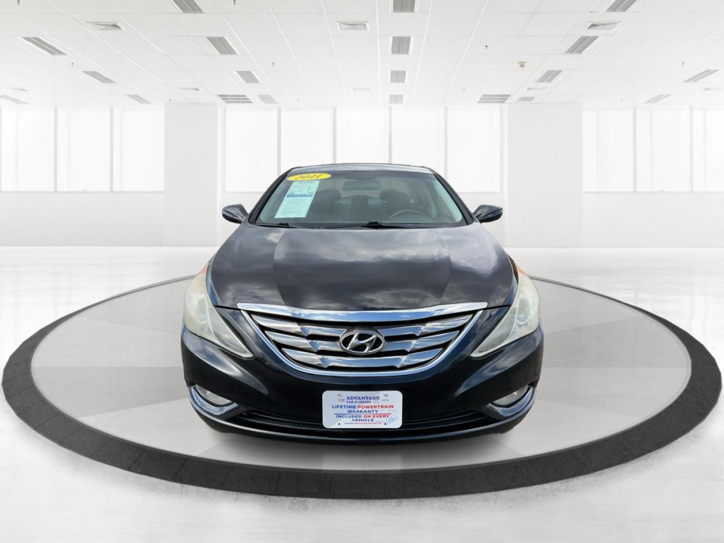2011 Hyundai Sonata SE (5NPEC4AC5BH) with an 2.4L I-4 gasoline direct injection engine, located at 401 Woodman Dr, Riverside, OH, 45431, (937) 908-9800, 39.760899, -84.123421 - Photo#6