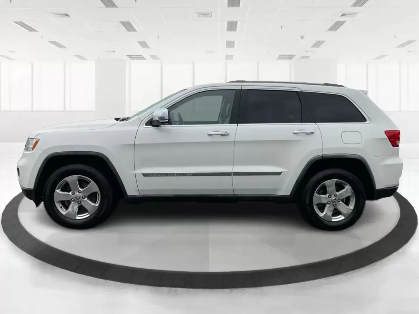 2011 Jeep Grand Cherokee Limited (1J4RR5GG2BC) with an Other engine, located at 4508 South Dixie Dr, Moraine, OH, 45439, (937) 908-9800, 39.689976, -84.218452 - Photo#6