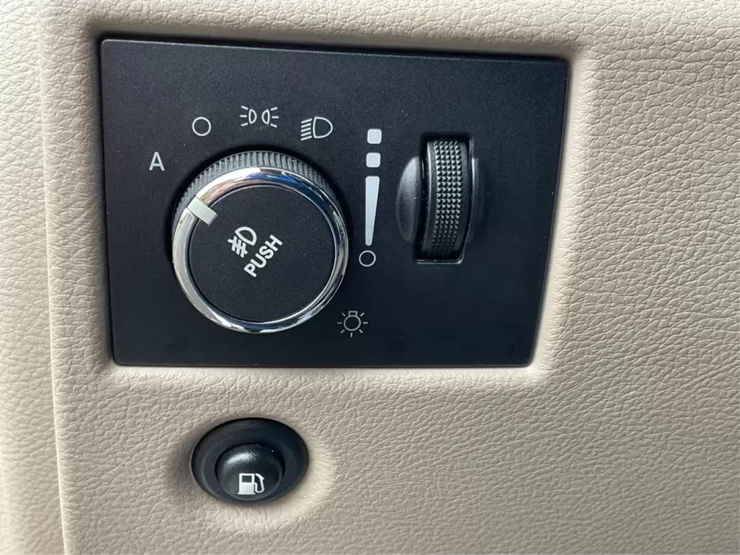 2011 Jeep Grand Cherokee Limited (1J4RR5GG2BC) with an Other engine, located at 4508 South Dixie Dr, Moraine, OH, 45439, (937) 908-9800, 39.689976, -84.218452 - Photo#17