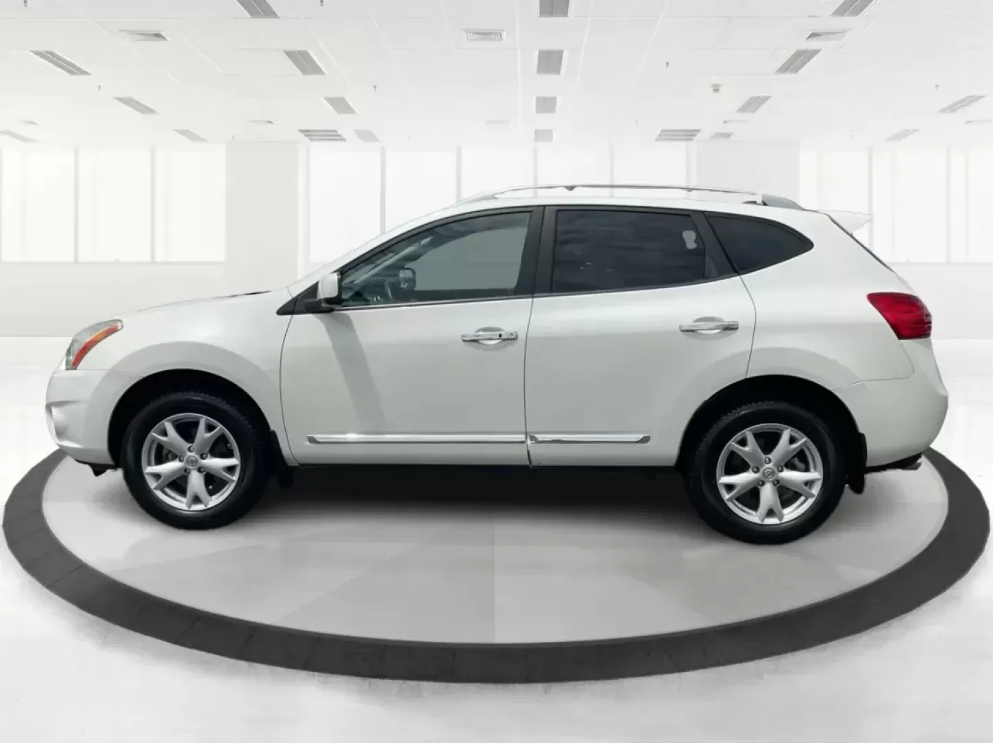 2011 Nissan Rogue SV (JN8AS5MT9BW) with an 2.5L I-4 DOHC engine, located at 401 Woodman Dr, Riverside, OH, 45431, (937) 908-9800, 39.760899, -84.123421 - Photo#5