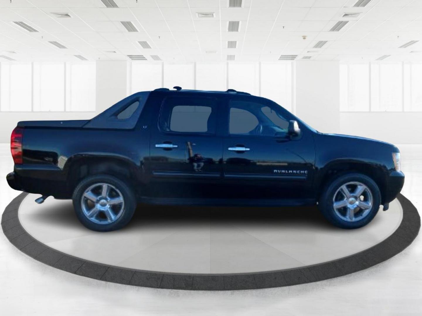 2012 Chevrolet Avalanche LT 4WD (3GNTKFE72CG) with an 5.3L V8 OHV 16V FFV engine, 4-Speed Automatic transmission, located at 1951 S Dayton Lakeview Rd., New Carlisle, OH, 45344, (937) 908-9800, 39.890999, -84.050255 - Photo#1