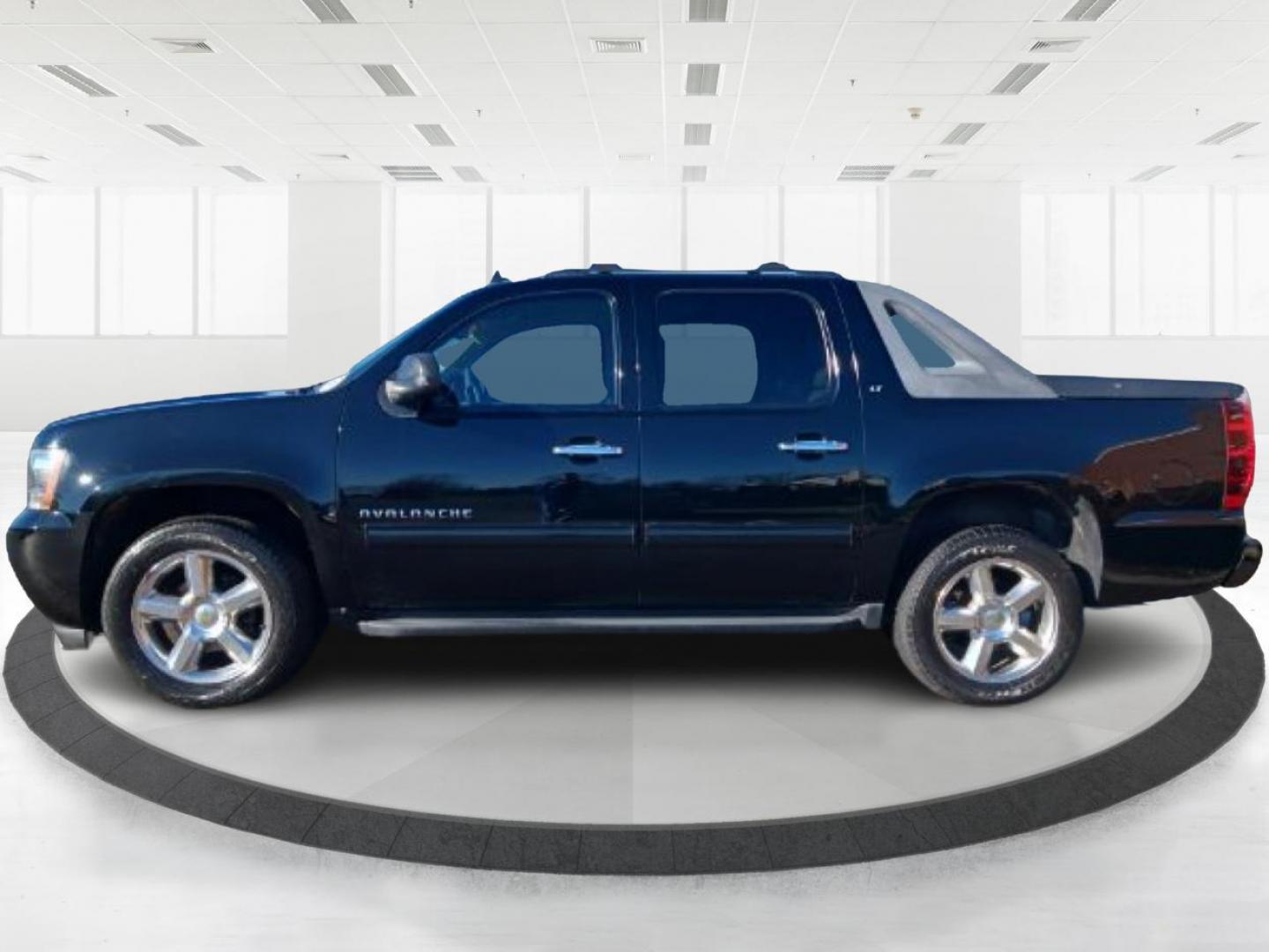 2012 Chevrolet Avalanche LT 4WD (3GNTKFE72CG) with an 5.3L V8 OHV 16V FFV engine, 4-Speed Automatic transmission, located at 1951 S Dayton Lakeview Rd., New Carlisle, OH, 45344, (937) 908-9800, 39.890999, -84.050255 - Photo#3