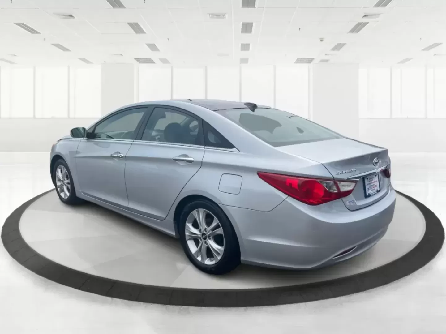 2012 Hyundai Sonata Limited (5NPEC4AC5CH) with an 2.4L I-4 gasoline direct injection engine, located at 1230 East Main St, Xenia, OH, 45385, (937) 908-9800, 39.688026, -83.910172 - Photo#4