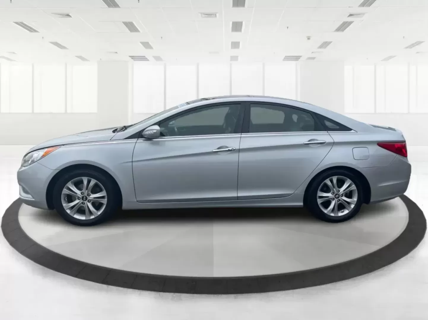 2012 Hyundai Sonata Limited (5NPEC4AC5CH) with an 2.4L I-4 gasoline direct injection engine, located at 1230 East Main St, Xenia, OH, 45385, (937) 908-9800, 39.688026, -83.910172 - Photo#5