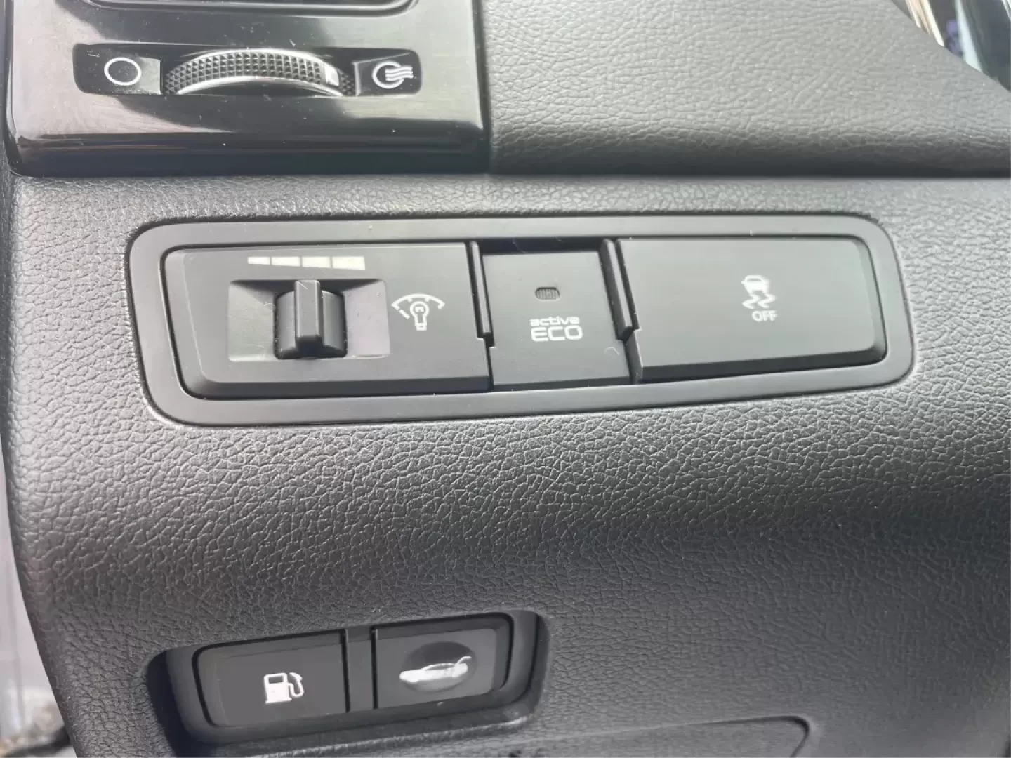 2012 Hyundai Sonata Limited (5NPEC4AC5CH) with an 2.4L I-4 gasoline direct injection engine, located at 1230 East Main St, Xenia, OH, 45385, (937) 908-9800, 39.688026, -83.910172 - Photo#16