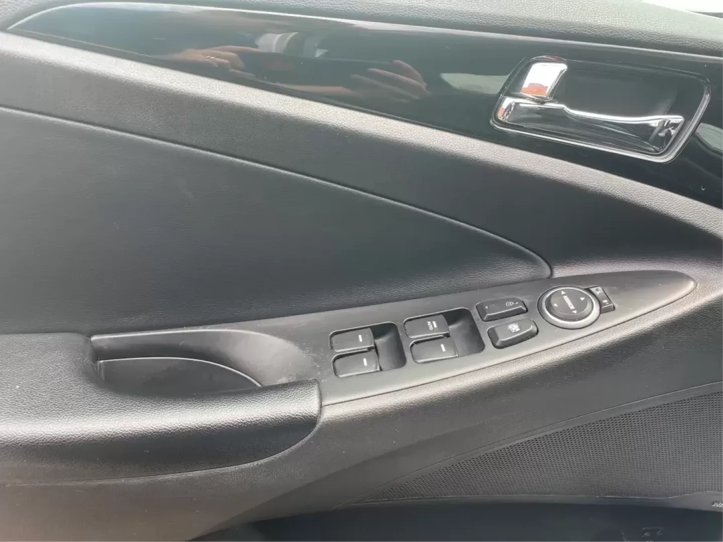 2012 Hyundai Sonata Limited (5NPEC4AC5CH) with an 2.4L I-4 gasoline direct injection engine, located at 1230 East Main St, Xenia, OH, 45385, (937) 908-9800, 39.688026, -83.910172 - Photo#18