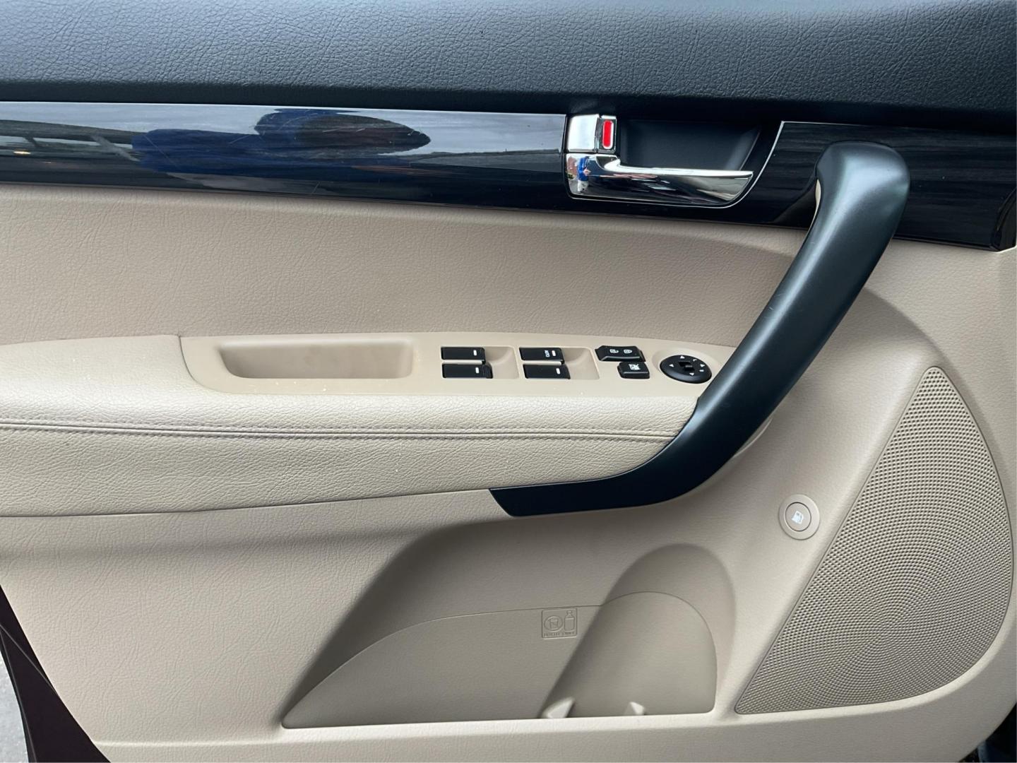 2012 Kia Sorento LX (5XYKTDA6XCG) with an 2.4L I-4 gasoline direct injection engine, located at 880 E. National Road, Vandalia, OH, 45377, (937) 908-9800, 39.891918, -84.183594 - Photo#17