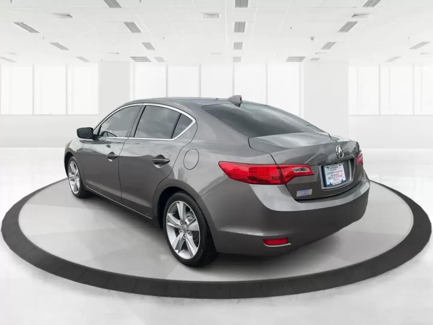 2013 Acura ILX 2.0L (19VDE1F7XDE) with an 2L I-4 i-VTEC variable valve control engine, located at 1230 East Main St, Xenia, OH, 45385, (937) 908-9800, 39.688026, -83.910172 - Photo#2
