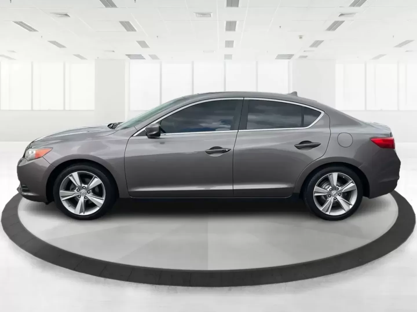 2013 Acura ILX 2.0L (19VDE1F7XDE) with an 2L I-4 i-VTEC variable valve control engine, located at 1230 East Main St, Xenia, OH, 45385, (937) 908-9800, 39.688026, -83.910172 - Photo#3