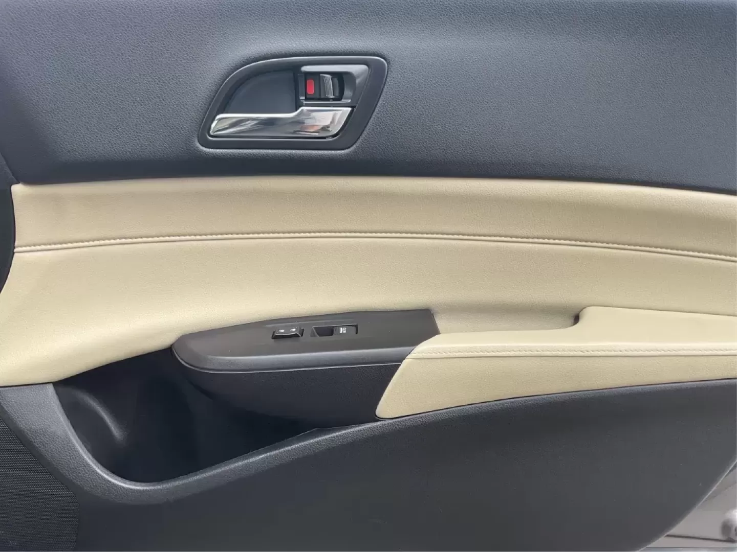 2013 Acura ILX 2.0L (19VDE1F7XDE) with an 2L I-4 i-VTEC variable valve control engine, located at 1230 East Main St, Xenia, OH, 45385, (937) 908-9800, 39.688026, -83.910172 - Photo#17