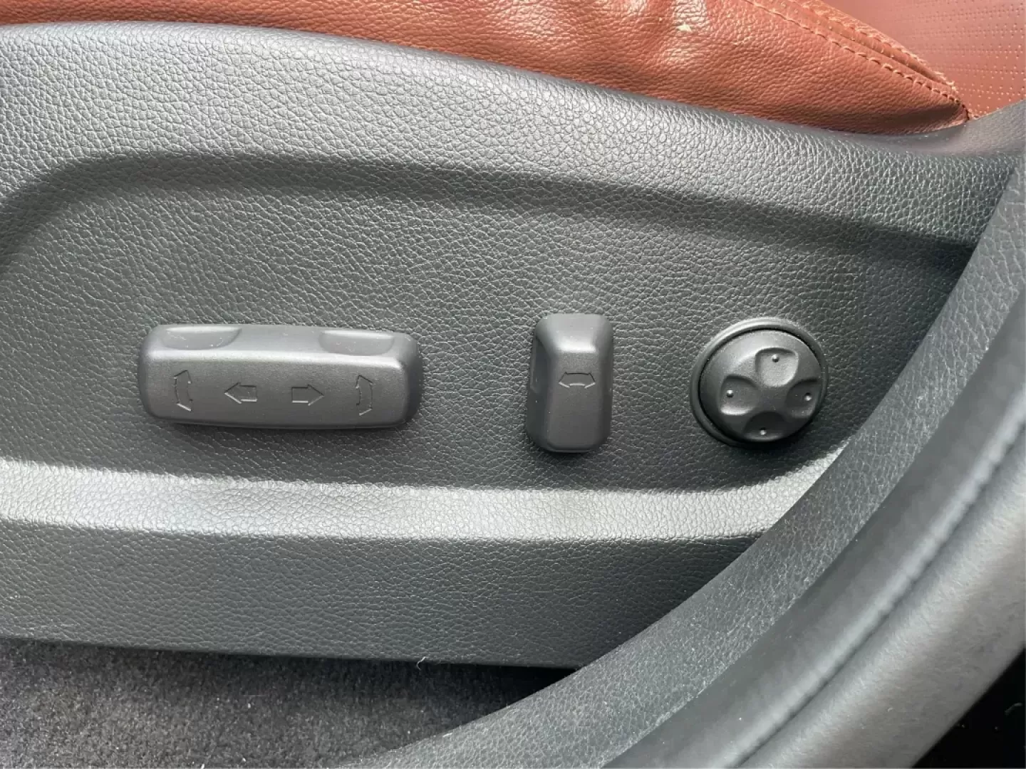 2013 Hyundai Santa Fe Limited (KM8SRDHF5DU) with an Lambda II 3.3L V-6 gasoline direct injection engine, located at 1099 N County Rd 25A , Troy, OH, 45373, (937) 908-9800, 40.057079, -84.212883 - Photo#16