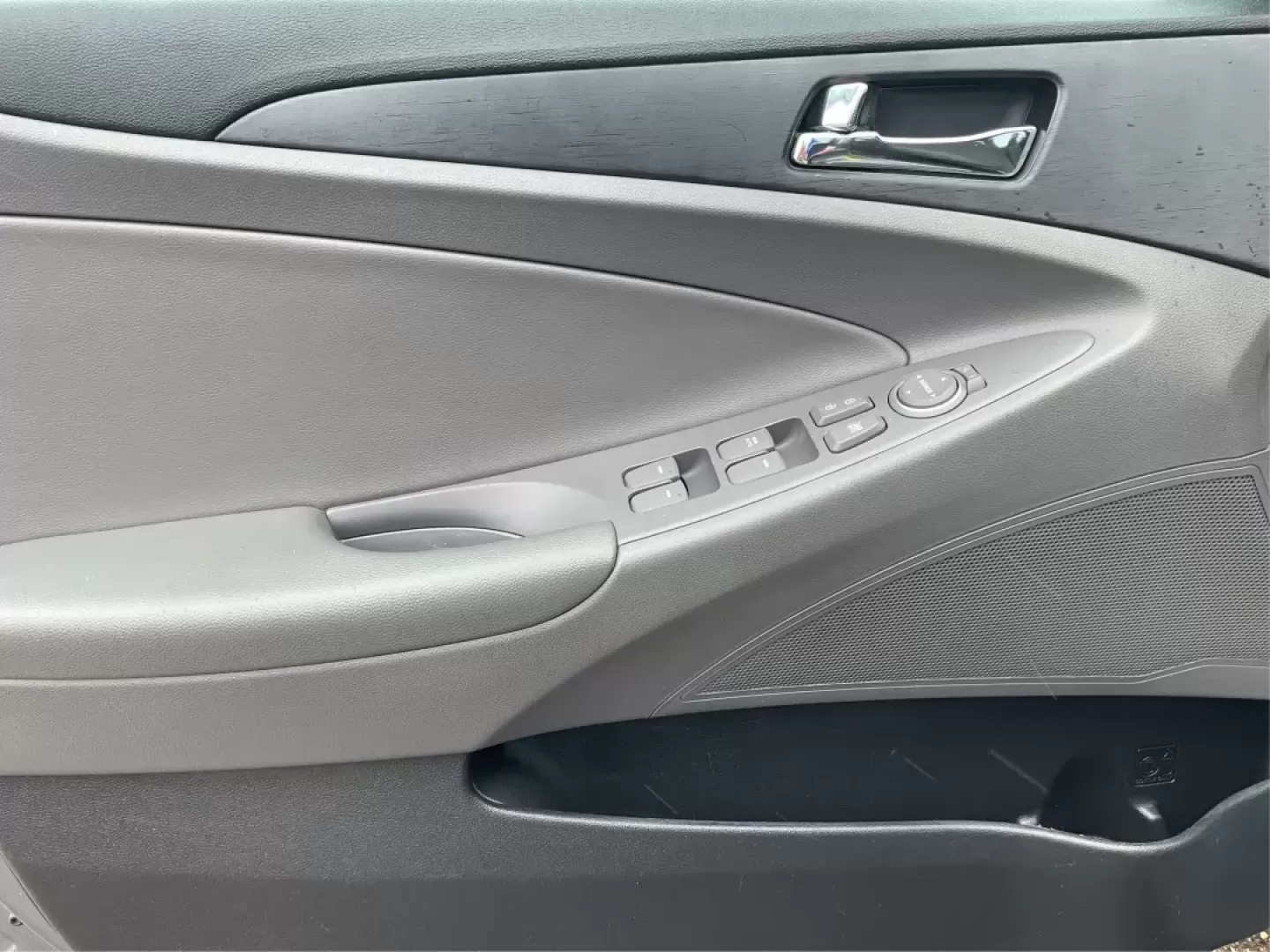 2013 Gray Hyundai Sonata GLS (5NPEB4AC5DH) with an 2.4L L4 DOHC 16V engine, 6-Speed Automatic transmission, located at 8750 N County Rd 25A, Piqua, OH, 45356, (937) 908-9800, 40.164391, -84.232513 - Photo#17