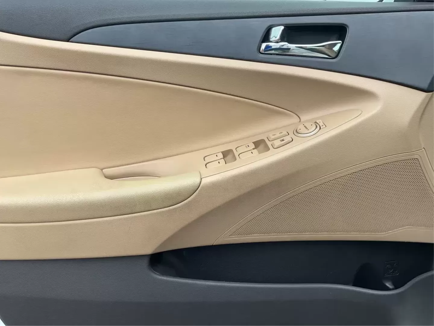 2013 Hyundai Sonata GLS (5NPEB4ACXDH) with an 2.4L I-4 gasoline direct injection engine, located at 1951 S Dayton Lakeview Rd., New Carlisle, OH, 45344, (937) 908-9800, 39.890999, -84.050255 - Photo#18