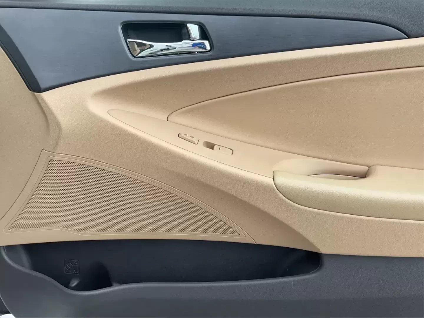 2013 Hyundai Sonata GLS (5NPEB4ACXDH) with an 2.4L I-4 gasoline direct injection engine, located at 1951 S Dayton Lakeview Rd., New Carlisle, OH, 45344, (937) 908-9800, 39.890999, -84.050255 - Photo#19