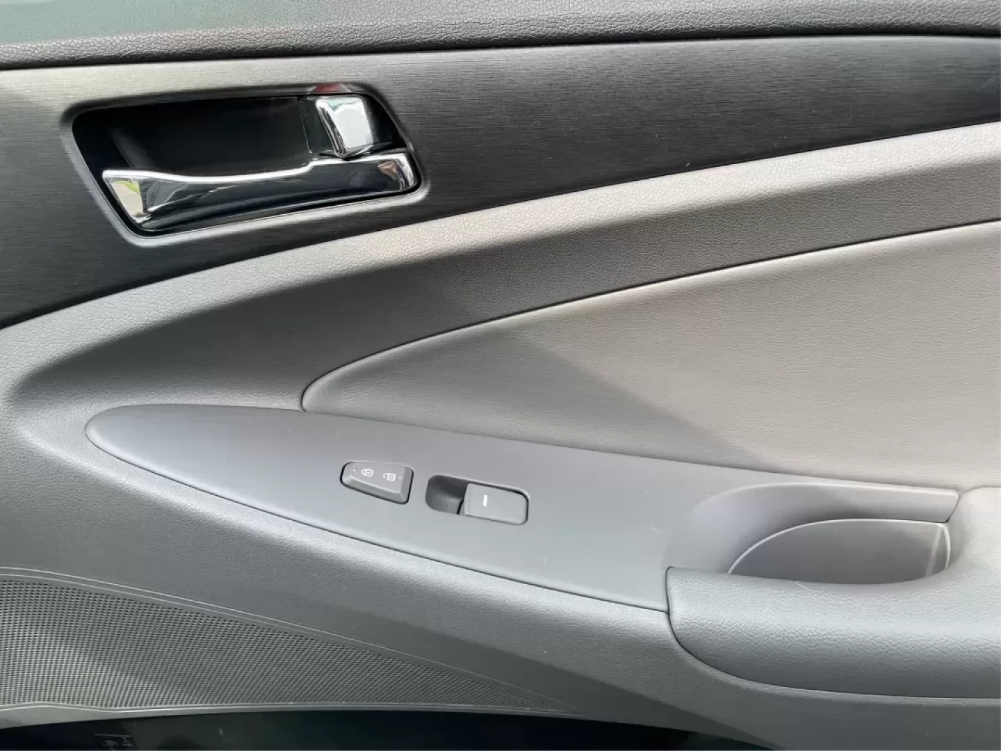 2013 Hyundai Sonata GLS (5NPEB4AC1DH) with an 2.4L I-4 gasoline direct injection engine, located at 8750 N County Rd 25A, Piqua, OH, 45356, (937) 908-9800, 40.164391, -84.232513 - Photo#19