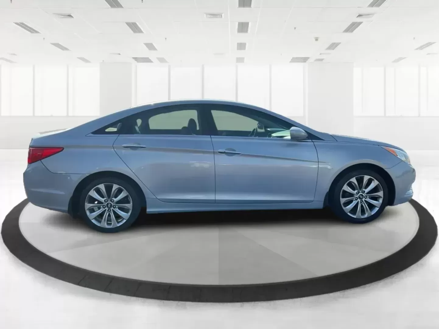 2013 Hyundai Sonata SE (5NPEC4AC8DH) with an 2.4L I-4 gasoline direct injection engine, located at 880 E. National Road, Vandalia, OH, 45377, (937) 908-9800, 39.891918, -84.183594 - Photo#1