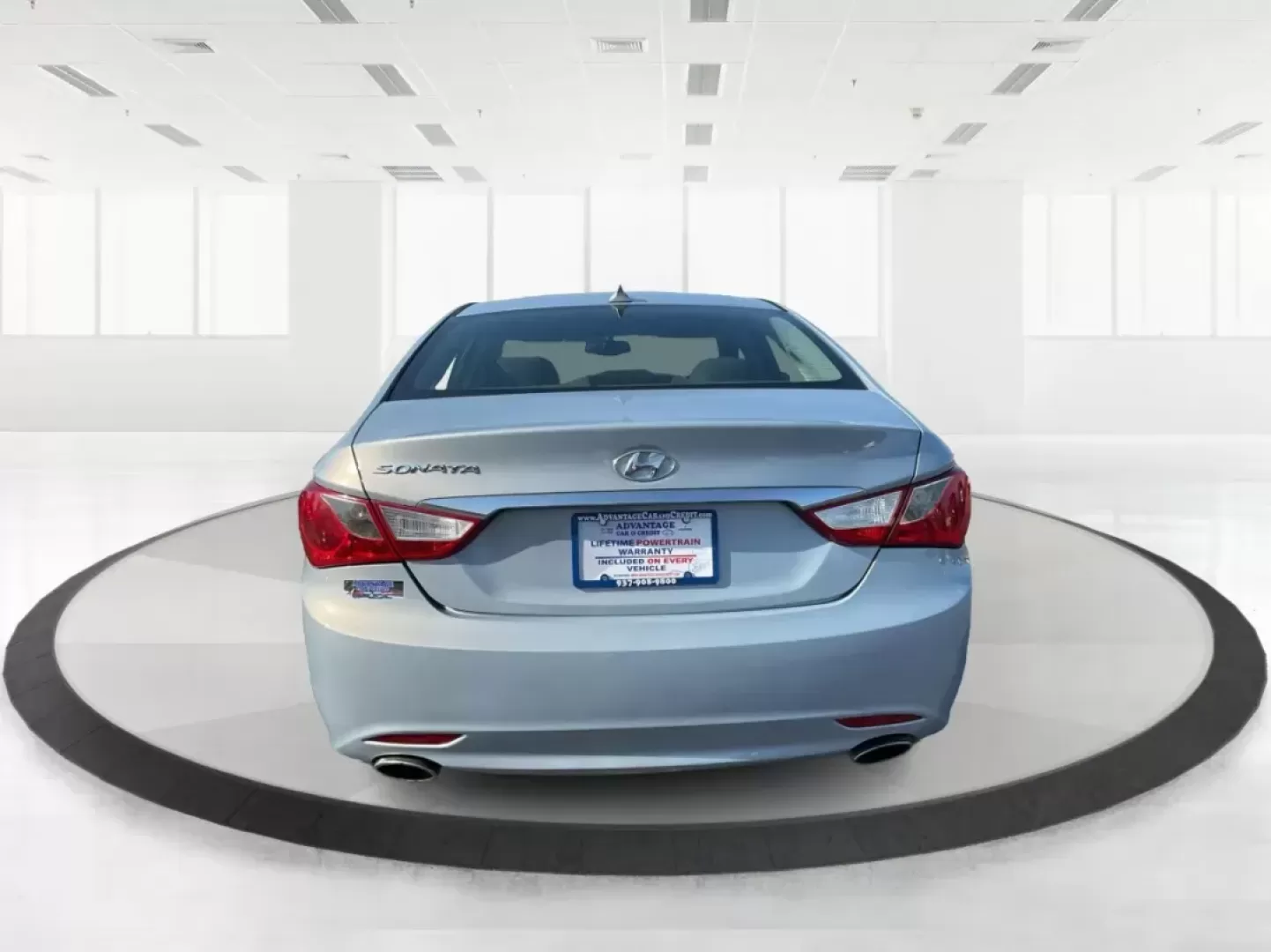 2013 Hyundai Sonata SE (5NPEC4AC8DH) with an 2.4L I-4 gasoline direct injection engine, located at 880 E. National Road, Vandalia, OH, 45377, (937) 908-9800, 39.891918, -84.183594 - Photo#3