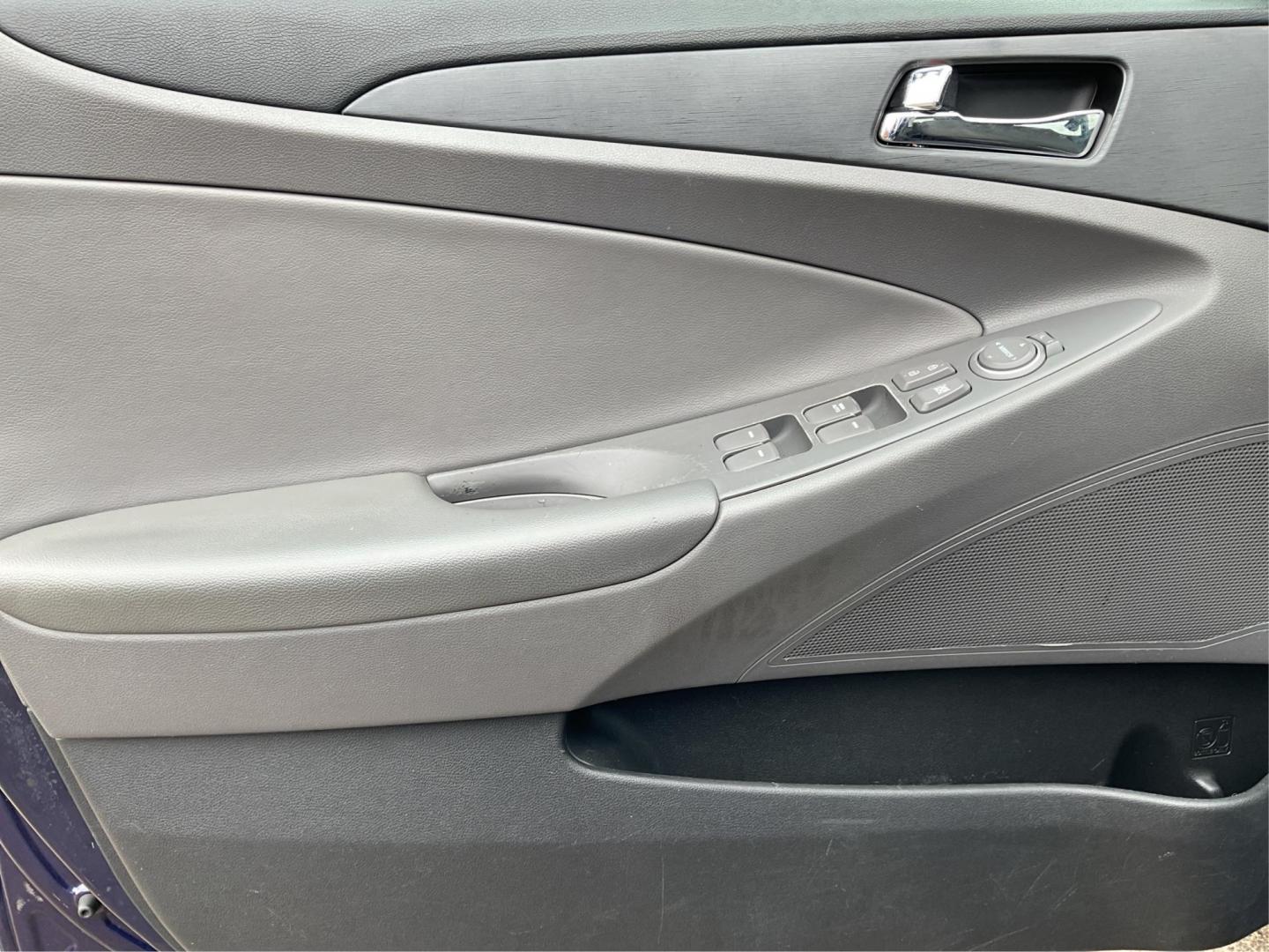 2013 Hyundai Sonata GLS (5NPEB4AC6DH) with an 2.4L L4 DOHC 16V engine, 6-Speed Automatic transmission, located at 1951 S Dayton Lakeview Rd., New Carlisle, OH, 45344, (937) 908-9800, 39.890999, -84.050255 - Photo#16