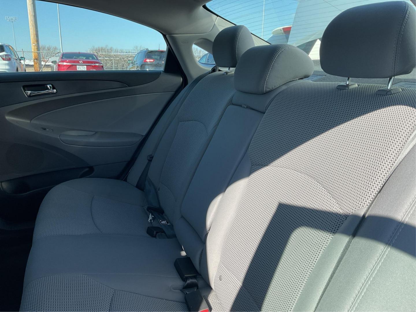 2013 Hyundai Sonata GLS (5NPEB4AC7DH) with an 2.4L I-4 gasoline direct injection engine, located at 1230 East Main St, Xenia, OH, 45385, (937) 908-9800, 39.688026, -83.910172 - Photo#9