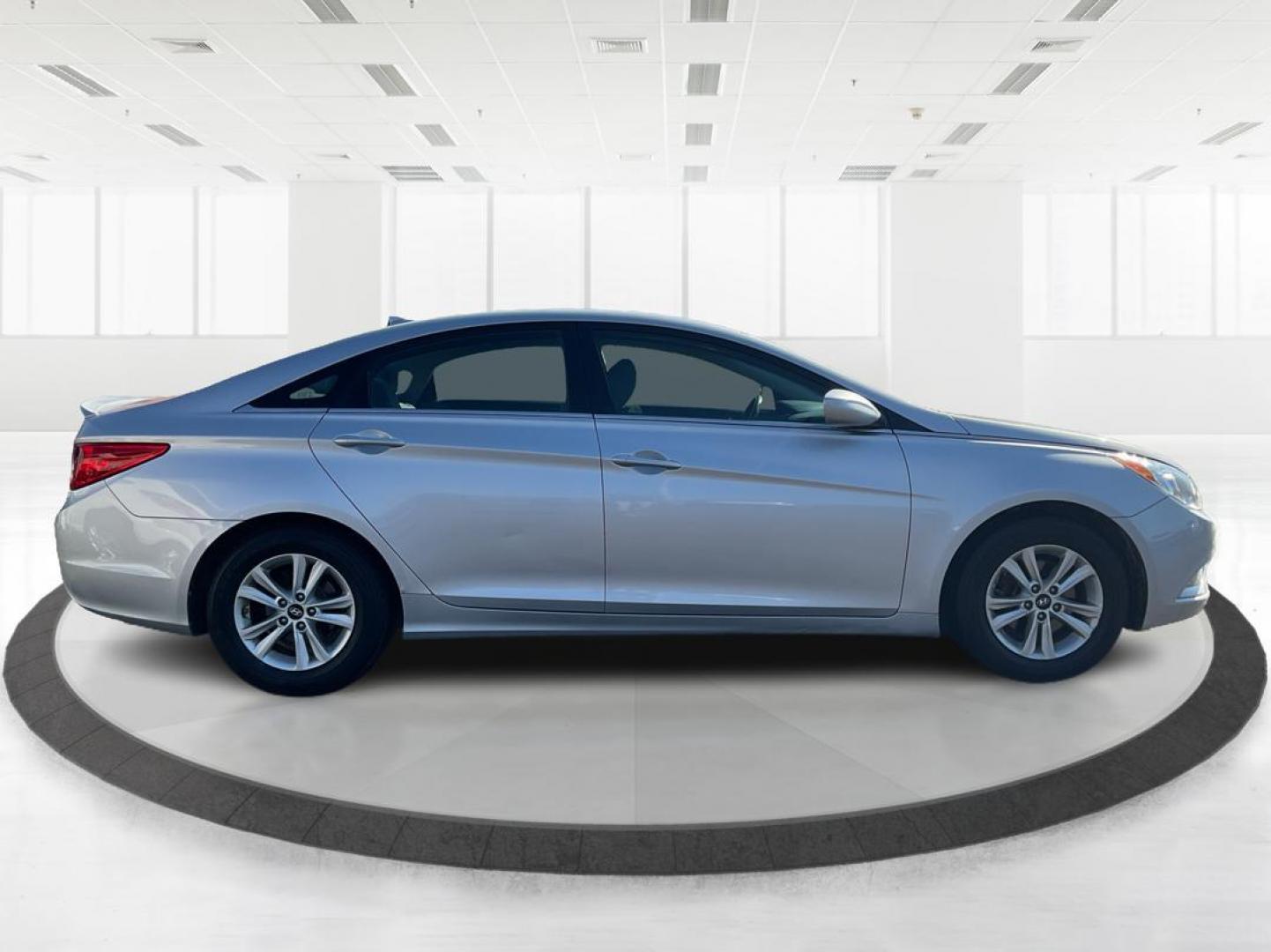2013 Hyundai Sonata GLS (5NPEB4AC7DH) with an 2.4L I-4 gasoline direct injection engine, located at 1230 East Main St, Xenia, OH, 45385, (937) 908-9800, 39.688026, -83.910172 - Photo#1