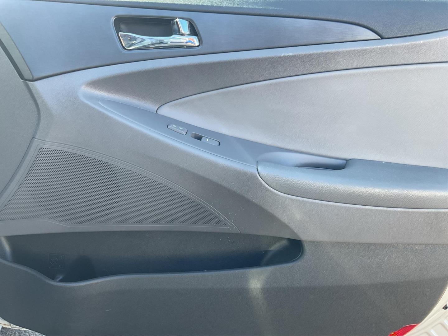2013 Hyundai Sonata GLS (5NPEB4AC7DH) with an 2.4L I-4 gasoline direct injection engine, located at 1230 East Main St, Xenia, OH, 45385, (937) 908-9800, 39.688026, -83.910172 - Photo#19