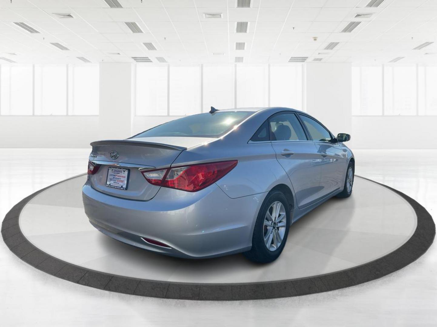 2013 Hyundai Sonata GLS (5NPEB4AC7DH) with an 2.4L I-4 gasoline direct injection engine, located at 1230 East Main St, Xenia, OH, 45385, (937) 908-9800, 39.688026, -83.910172 - Photo#2