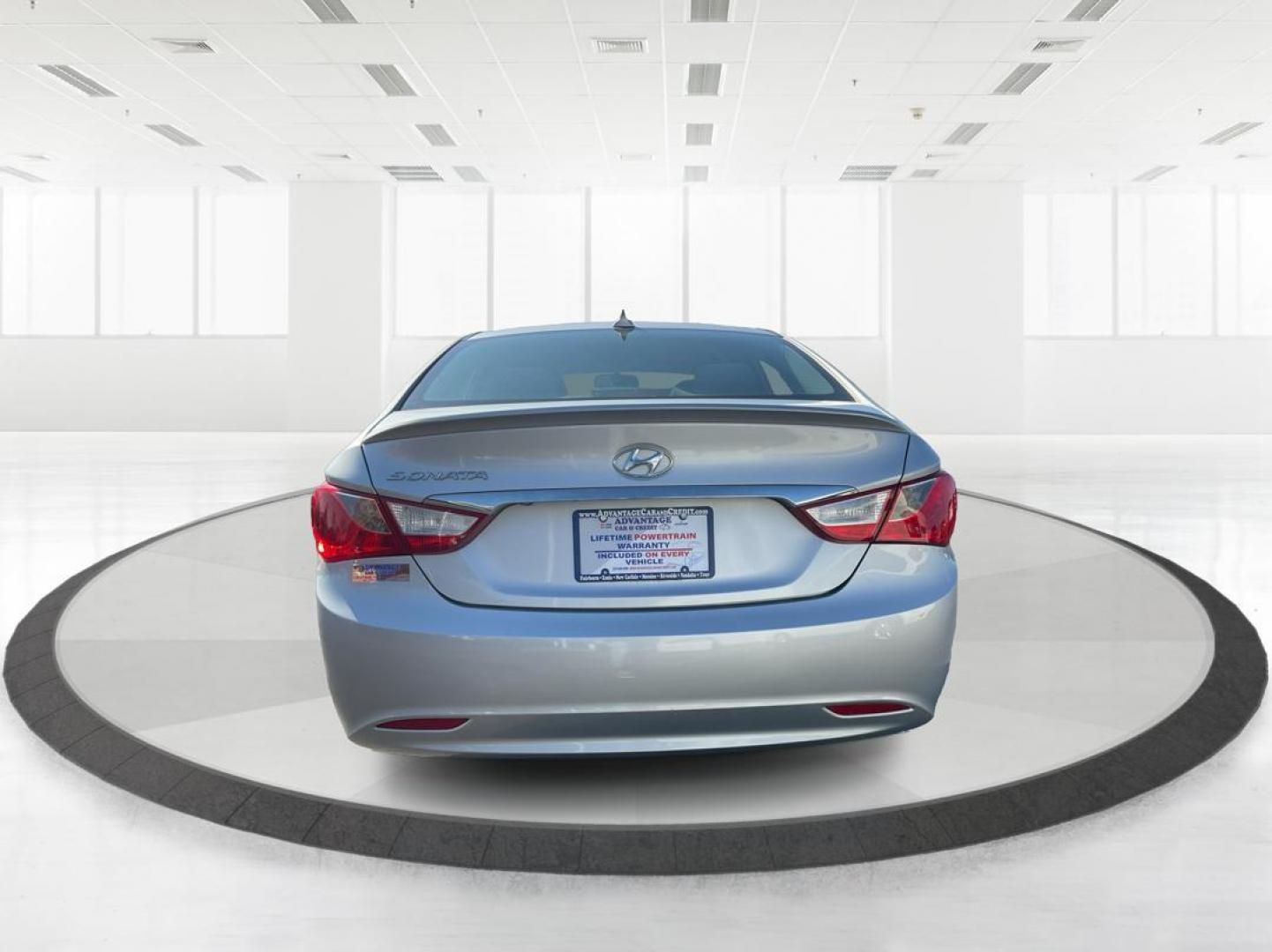 2013 Hyundai Sonata GLS (5NPEB4AC7DH) with an 2.4L I-4 gasoline direct injection engine, located at 1230 East Main St, Xenia, OH, 45385, (937) 908-9800, 39.688026, -83.910172 - Photo#3