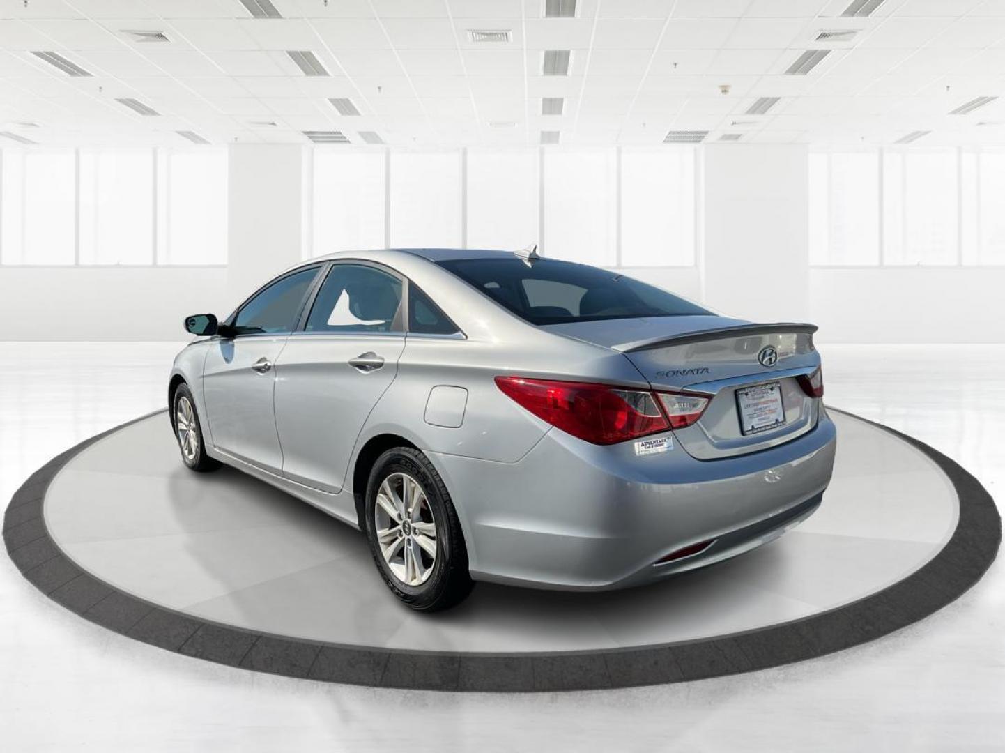 2013 Hyundai Sonata GLS (5NPEB4AC7DH) with an 2.4L I-4 gasoline direct injection engine, located at 1230 East Main St, Xenia, OH, 45385, (937) 908-9800, 39.688026, -83.910172 - Photo#4