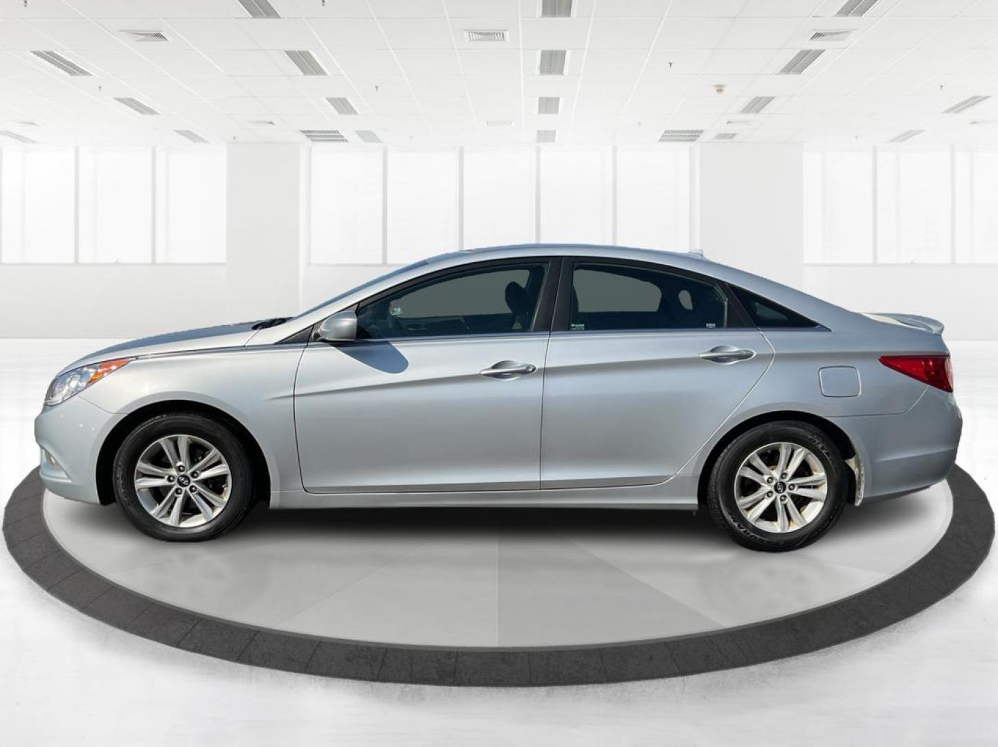 2013 Hyundai Sonata GLS (5NPEB4AC7DH) with an 2.4L I-4 gasoline direct injection engine, located at 1230 East Main St, Xenia, OH, 45385, (937) 908-9800, 39.688026, -83.910172 - Photo#5