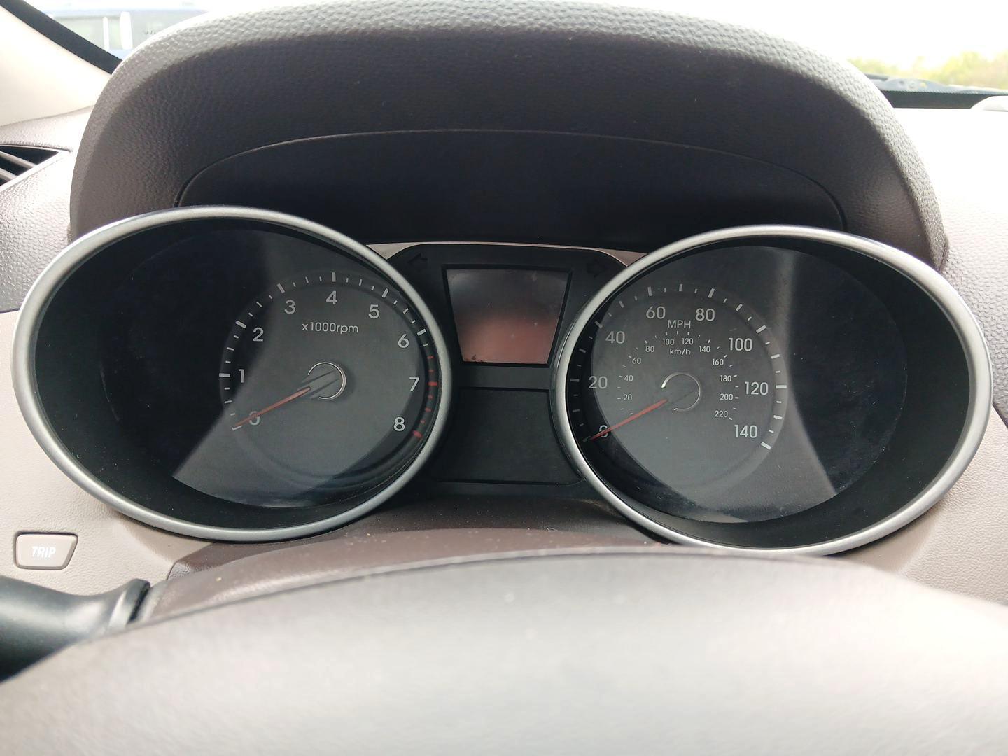 2013 Hyundai Tucson Limited 2WD (KM8JU3AC1DU) with an 2.4L L4 DOHC 16V engine, 6-Speed Automatic transmission, located at 1184 Kauffman Ave, Fairborn, OH, 45324, (937) 908-9800, 39.807072, -84.030914 - Photo#14