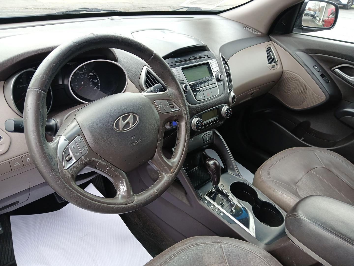 2013 Hyundai Tucson Limited 2WD (KM8JU3AC1DU) with an 2.4L L4 DOHC 16V engine, 6-Speed Automatic transmission, located at 1184 Kauffman Ave, Fairborn, OH, 45324, (937) 908-9800, 39.807072, -84.030914 - Photo#8