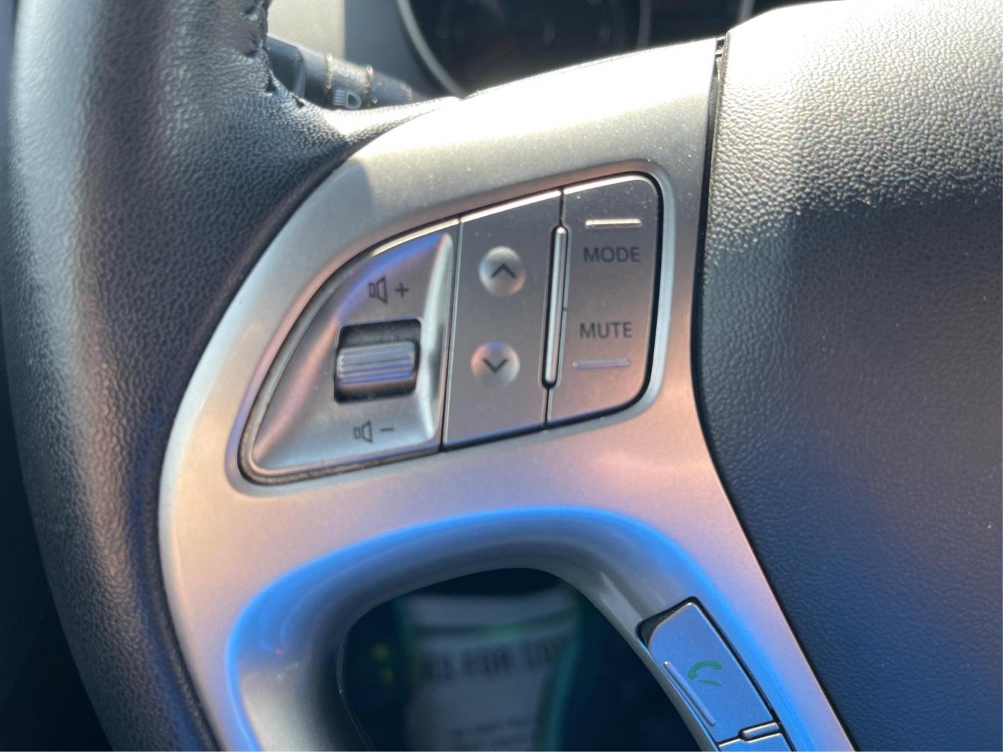 2013 Hyundai Tucson GLS (KM8JU3AC1DU) with an Theta II 2.4L I-4 DOHC engine, located at 1099 N County Rd 25A , Troy, OH, 45373, (937) 908-9800, 40.057079, -84.212883 - Photo#15