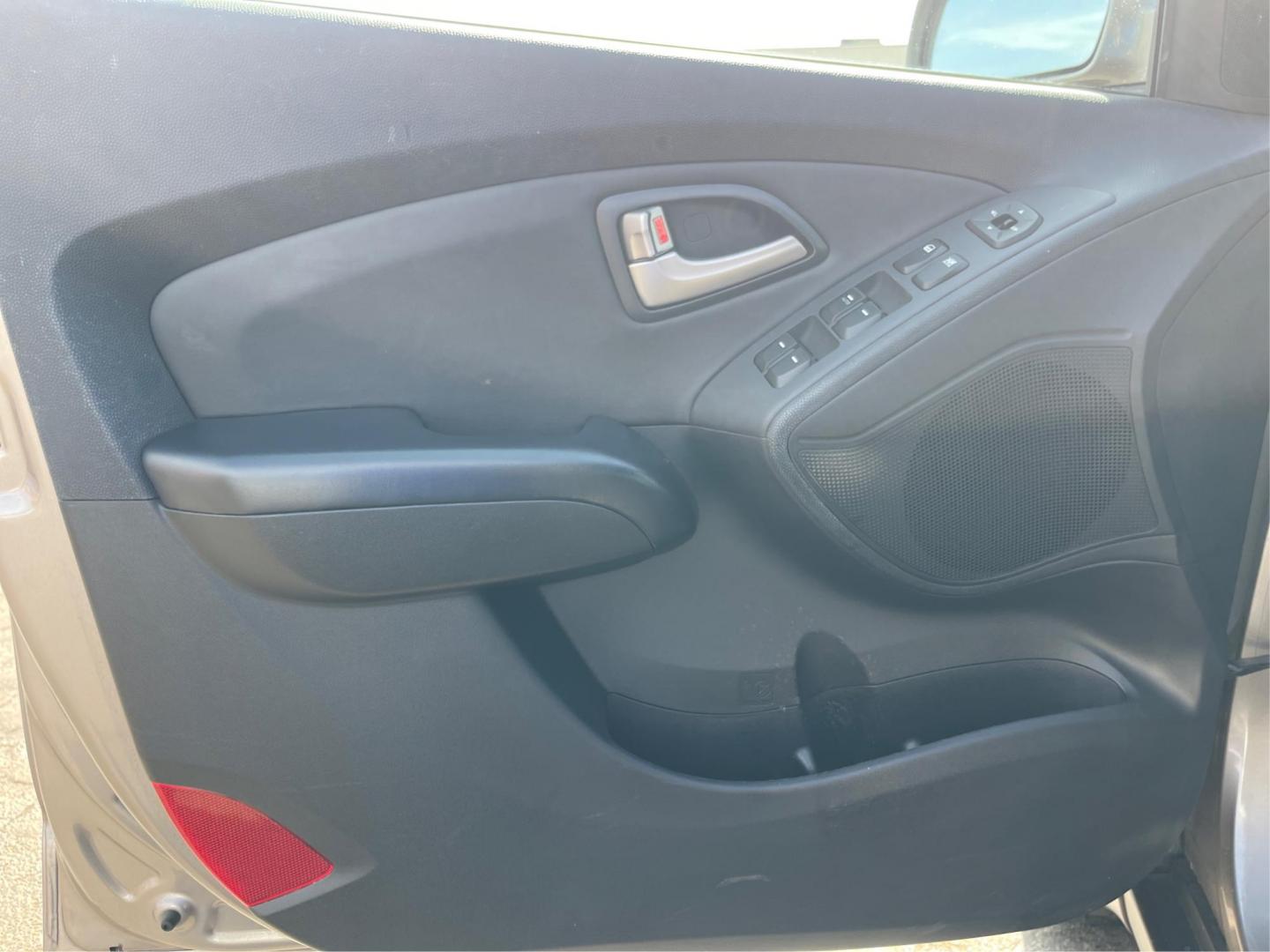 2013 Hyundai Tucson GLS (KM8JU3AC1DU) with an Theta II 2.4L I-4 DOHC engine, located at 1099 N County Rd 25A , Troy, OH, 45373, (937) 908-9800, 40.057079, -84.212883 - Photo#18