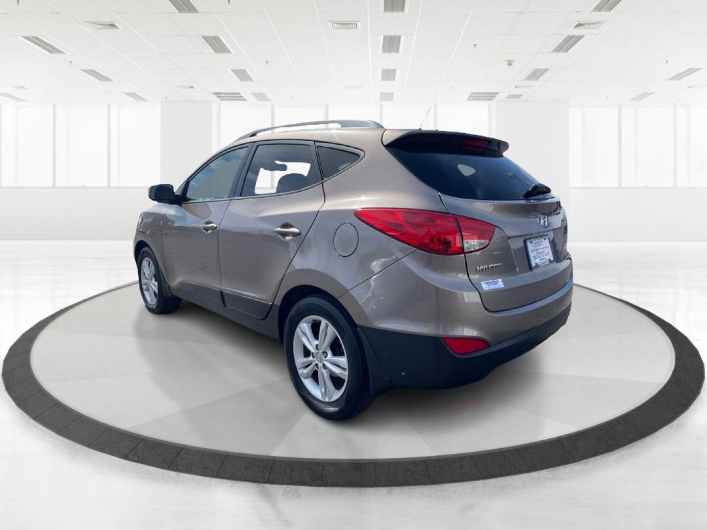 2013 Hyundai Tucson GLS (KM8JU3AC1DU) with an Theta II 2.4L I-4 DOHC engine, located at 1099 N County Rd 25A , Troy, OH, 45373, (937) 908-9800, 40.057079, -84.212883 - Photo#4