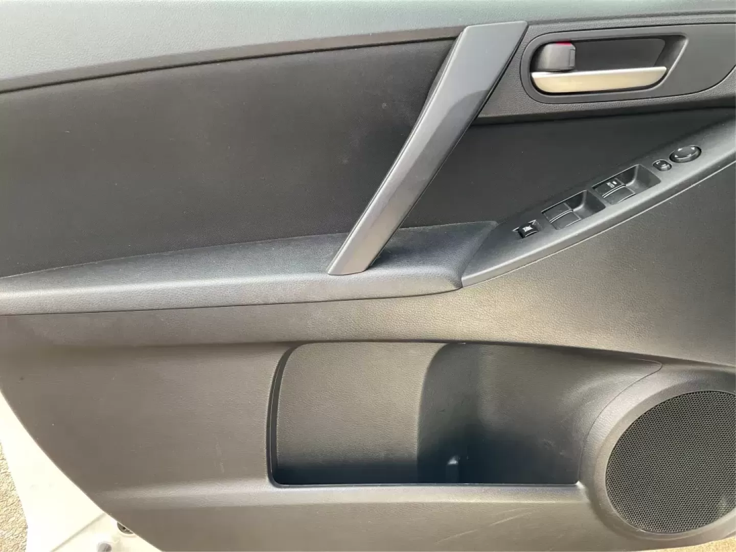 2013 Mazda Mazda3 i SV (JM1BL1TF0D1) with an 2L I-4 DOHC engine, located at 1184 Kauffman Ave, Fairborn, OH, 45324, (937) 908-9800, 39.807072, -84.030914 - Photo#17