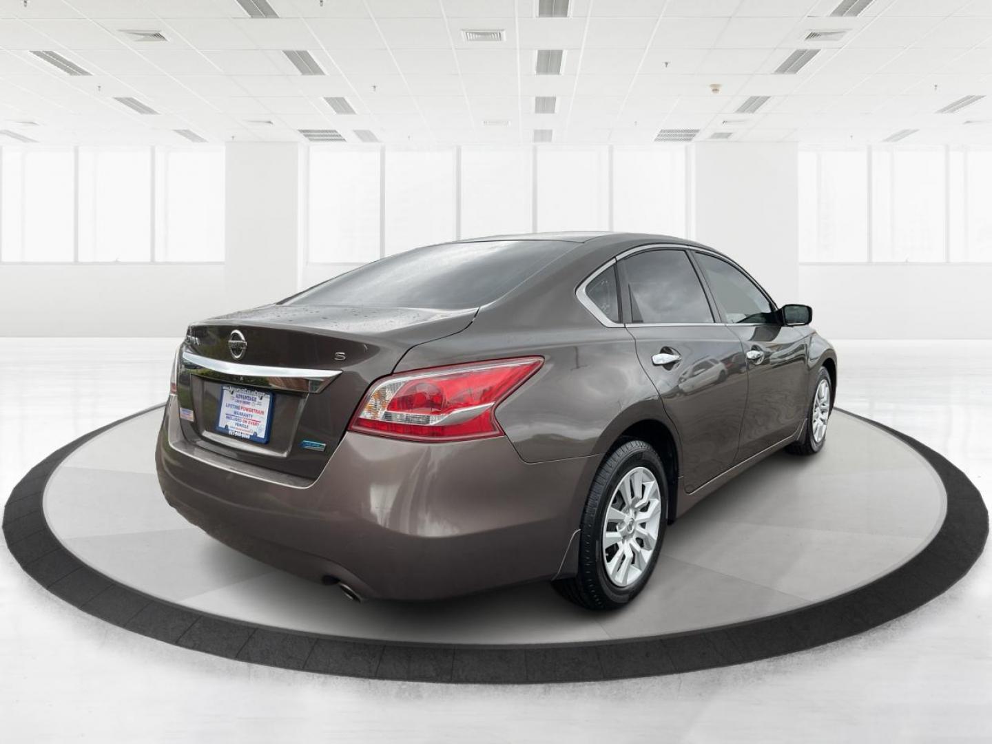 2013 Nissan Altima 2.5 S (1N4AL3APXDN) with an 2.5L I-4 DOHC engine, located at 1184 Kauffman Ave, Fairborn, OH, 45324, (937) 908-9800, 39.807072, -84.030914 - Photo#2