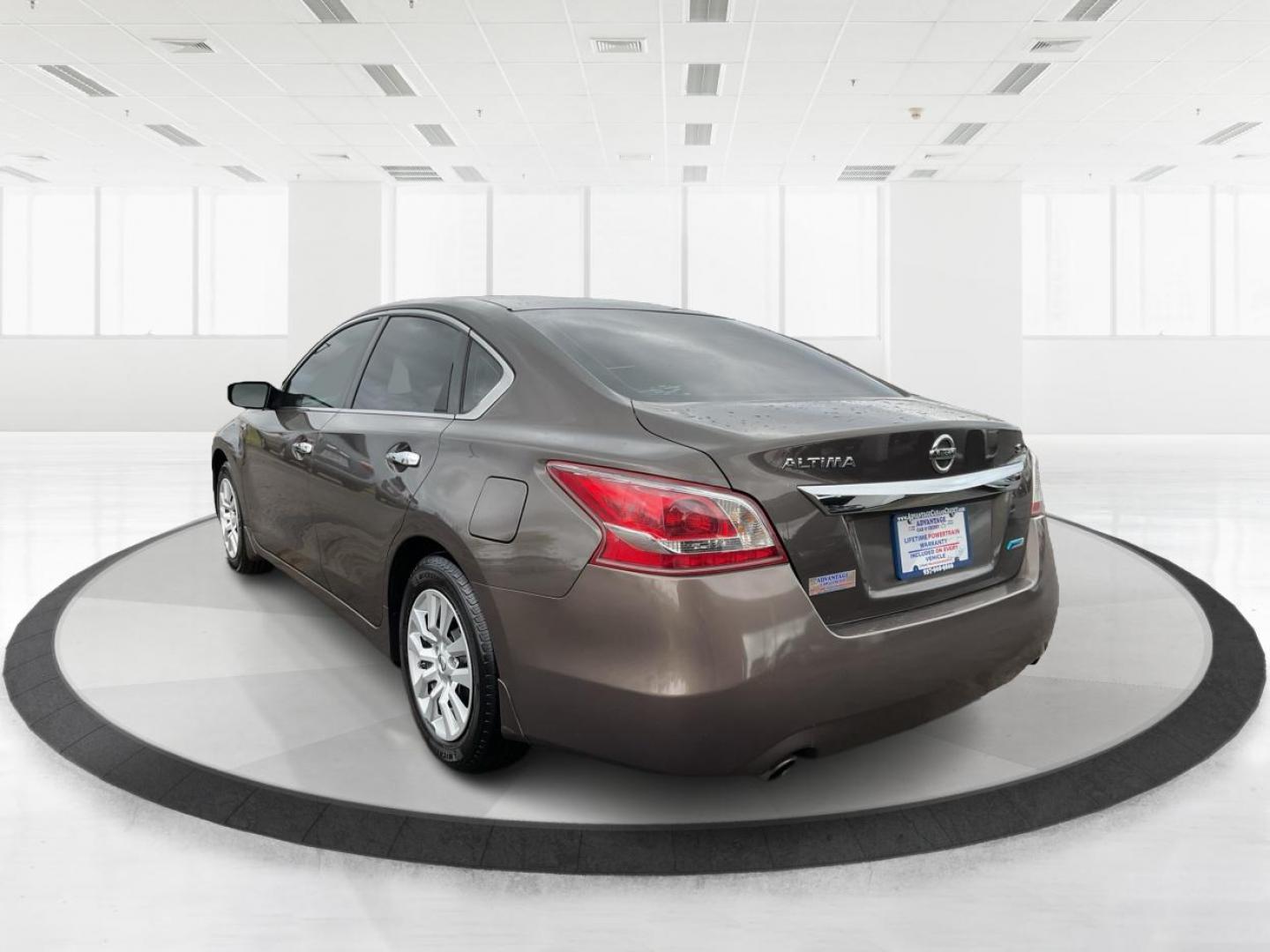 2013 Nissan Altima 2.5 S (1N4AL3APXDN) with an 2.5L I-4 DOHC engine, located at 1184 Kauffman Ave, Fairborn, OH, 45324, (937) 908-9800, 39.807072, -84.030914 - Photo#4
