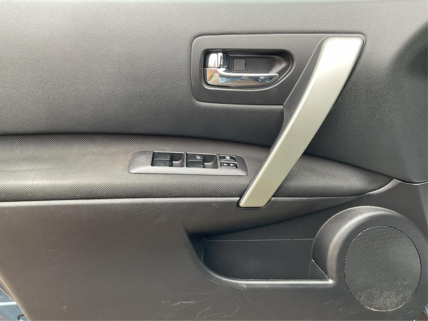 2013 Nissan Rogue SV (JN8AS5MV7DW) with an 2.5L I-4 DOHC engine, located at 1230 East Main St, Xenia, OH, 45385, (937) 908-9800, 39.688026, -83.910172 - Photo#17