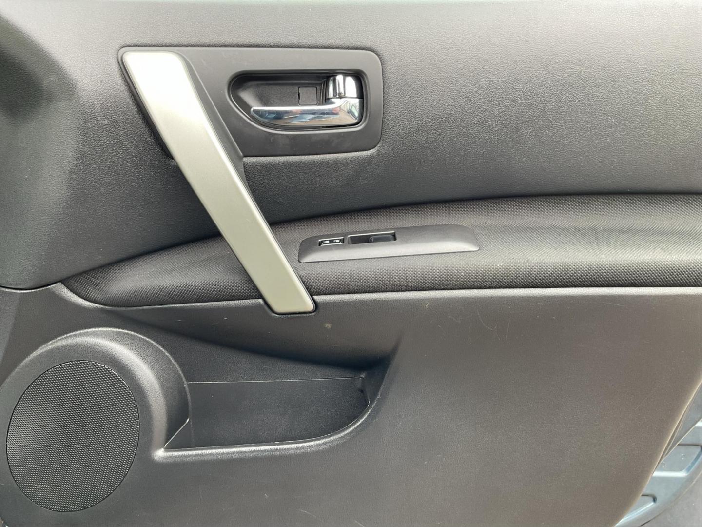 2013 Nissan Rogue SV (JN8AS5MV7DW) with an 2.5L I-4 DOHC engine, located at 1230 East Main St, Xenia, OH, 45385, (937) 908-9800, 39.688026, -83.910172 - Photo#18