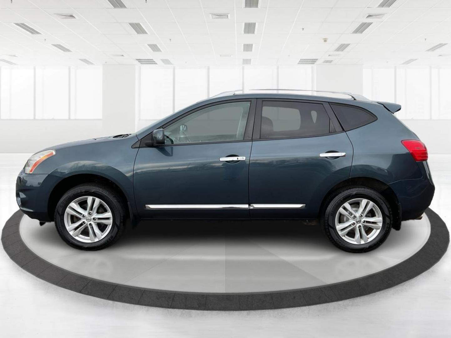 2013 Nissan Rogue SV (JN8AS5MV7DW) with an 2.5L I-4 DOHC engine, located at 1230 East Main St, Xenia, OH, 45385, (937) 908-9800, 39.688026, -83.910172 - Photo#5